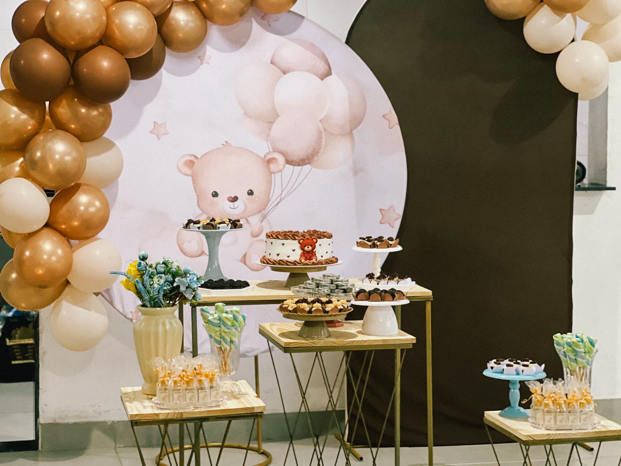 Mesa do chá com o painel do ursinho, balões caramelo e o bolo